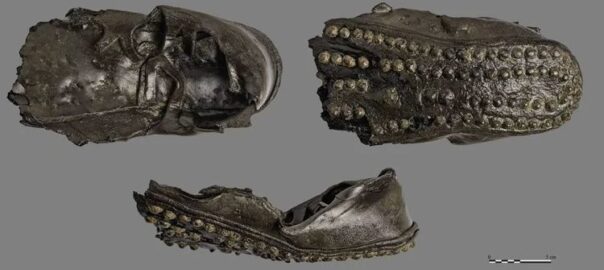 Sepatu Kulit 1700 Tahun Ditemukan di Pusat Kerajinan Romawi Kuno